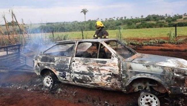Corpo é encontrado dentro de veículo queimado em canavial, em Goiás