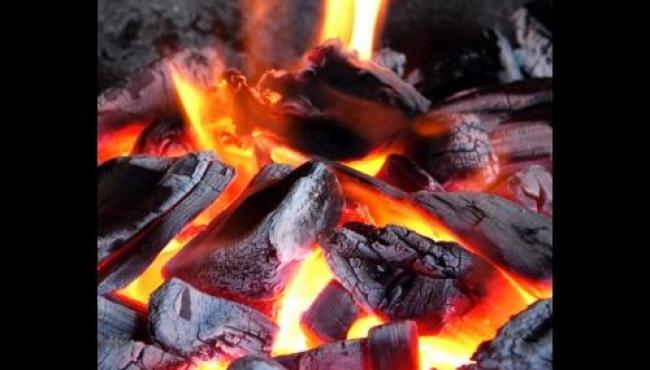 Criança sofre asfixia após família atear fogo em lata com carvão por causa do frio, diz PM