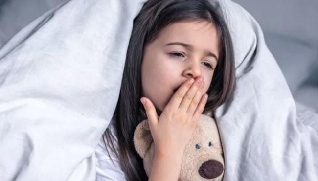 Crianças que dormem pouco correm maior risco de ter depressão, aponta estudo