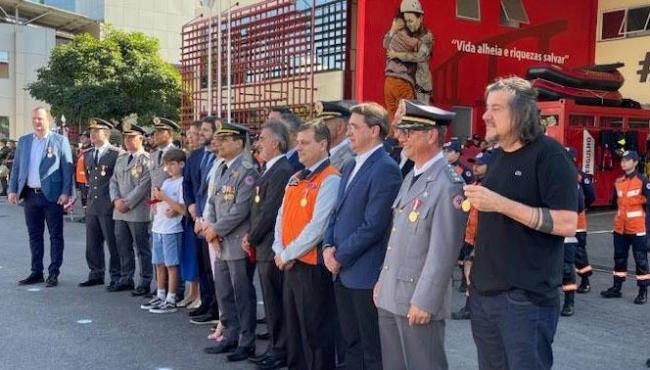 Daniel Santana é condecorado pelo Corpo de Bombeiros com a medalha “Mérito Nestor Gomes”, em Vitória, ES