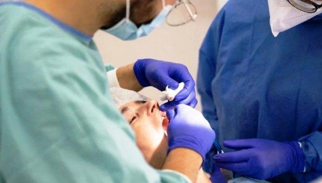 Dentista quebra dentes de pacientes e fatura R$ 20 milhões com cirurgias