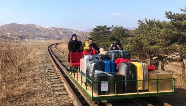 Diplomatas russos saem da Coreia do Norte empurrando carrinho em trilhos