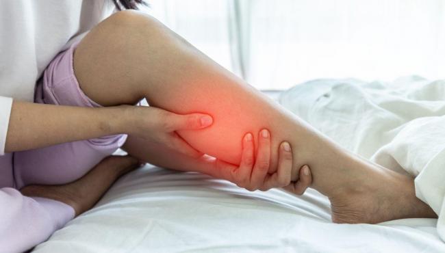 Dores nas pernas: veja as causas mais comuns