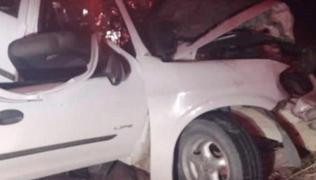 Duas pessoas morrem em grave acidente entre carro e carreta na ES-220, em Nova Venécia, ES