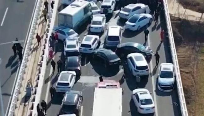 Engavetamento com mais de 200 veículos deixa um morto na China