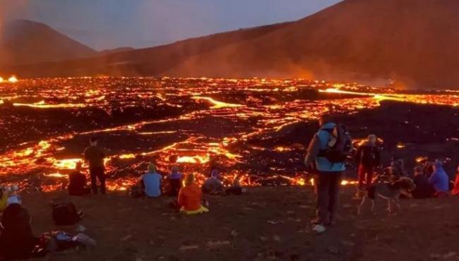 Erupção de vulcão vira atração para turistas na Islândia