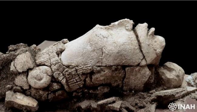 Escondida por 1.300 anos, escultura do deus do milho é achada no México