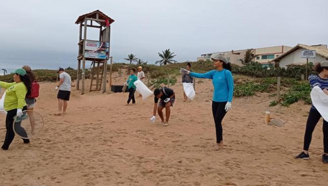 Escoteiros apoiam Meros do Brasil em limpeza de praia em Guriri, São Mateus, ES, neste sábado (25)