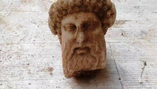 Estátua de deus grego é encontrada em obras de esgoto em Atenas