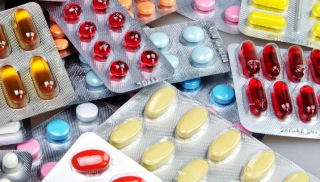 Fabricantes de remédios pagam comissões e até viagens a balconistas de farmácia para empurrar medicamentos