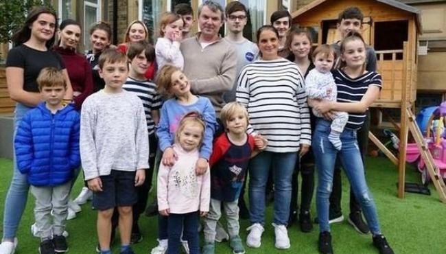 Família com 22 filhos enfrenta pesadelo após membros testarem positivo para Covid-19
