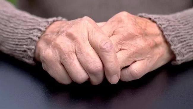 Família interdita idoso de 84 anos que deu R$ 190 mil à namorada de 34