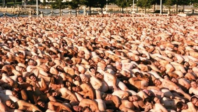 Fotógrafo Spencer Tunick convoca 2,5 mil pessoas para registrar nudez em massa na Austrália