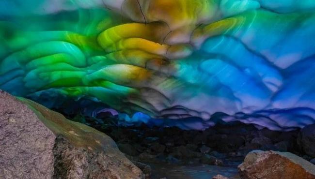 Fotógrafo viraliza nas redes com raro 'arco-íris subterrâneo' em caverna de gelo