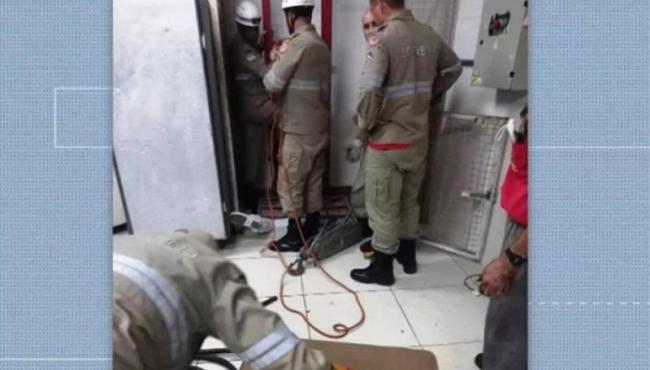 Funcionária fica pendurada e quebra perna após cabo de elevador romper em supermercado, em São Mateus, ES