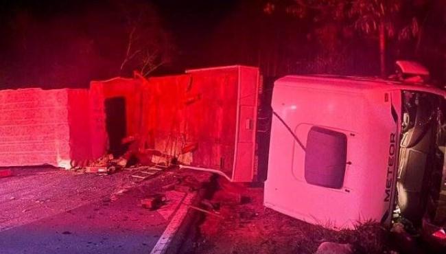 Grave acidente com carreta mata criança e motorista e deixa dois feridos, em Aracruz,ES
