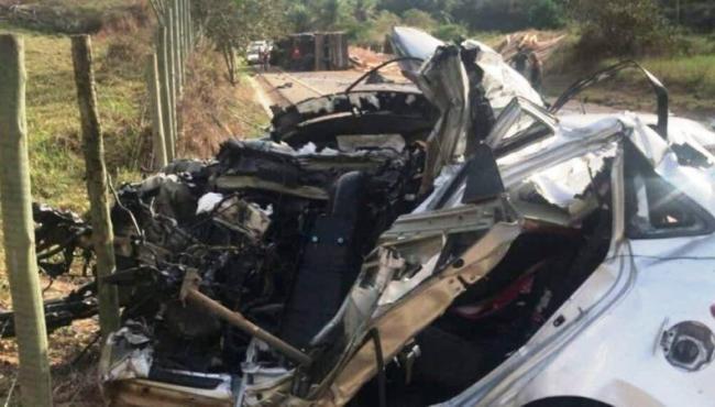 Grave acidente entre caminhão e dois carros deixa um morto e dois feridos no interior do ES