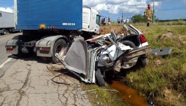Grave acidente entre carro e caminhão deixa 6 mortos na BR-493, no RJ