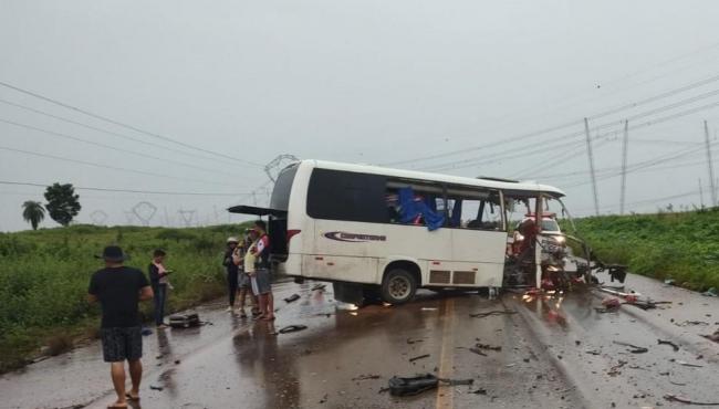 Grave acidente entre micro-ônibus e caminhão na PA-150 deixa 12 mortos