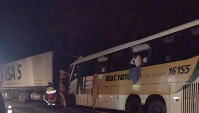 Grave acidente entre ônibus e caminhão na BR-101 deixa motorista morto e pelos menos 15 feridos no ES