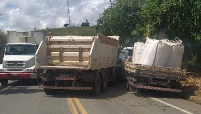 Grave acidente na BR 259 envolvendo três caminhões deixa um morto, em Colatina, ES