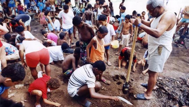 Há 30 anos, praça na Zona Norte do Rio virou um garimpo em busca de topázios e atraiu 400 pessoas