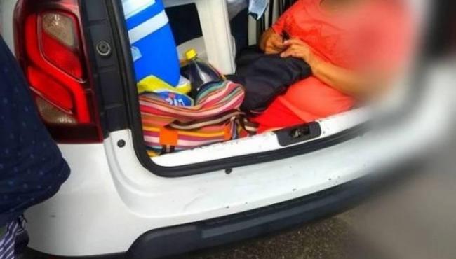 Genro carrega a sogra no porta-malas do carro e é pego pela polícia
