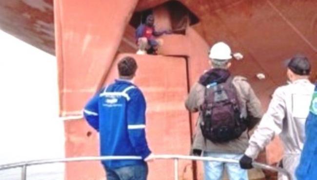 Homem chega ao Rio após viajar 20 dias escondido no leme de navio