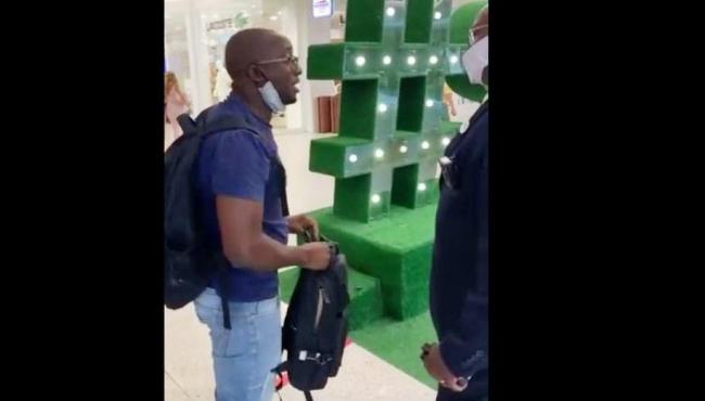 Homem é retirado de banheiro para ‘devolver’ mochila que ‘comprou’ na Zara: “Humilhado por ser negro”