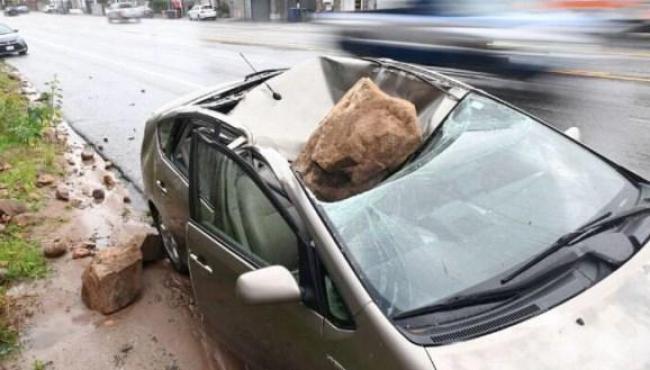 Homem escapa da morte ao sair do carro segundos antes de uma pedra destruir o veículo