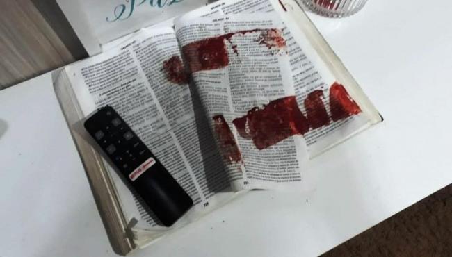 Homem mata esposa com golpes de facão e limpa arma em Bíblia, diz delegada