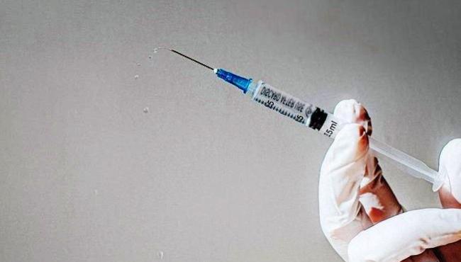 Homem morre de ataque cardíaco após receber a vacina contra Covid-19