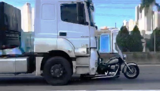 Homem tem moto arrastada por 32 quilômetros e fica pendurado em cabine de carreta após acidente