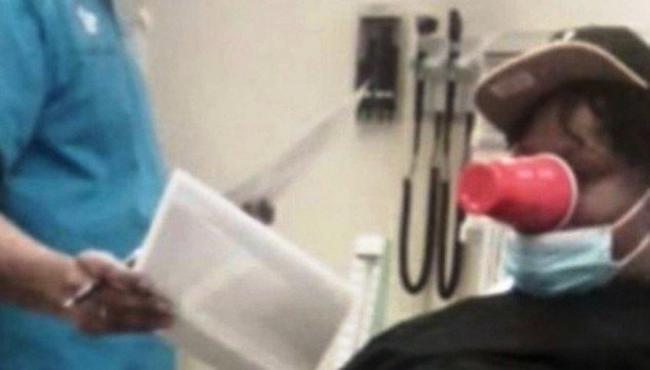 Homem testa ‘super cola’ ao grudar copo no rosto e acaba no hospital