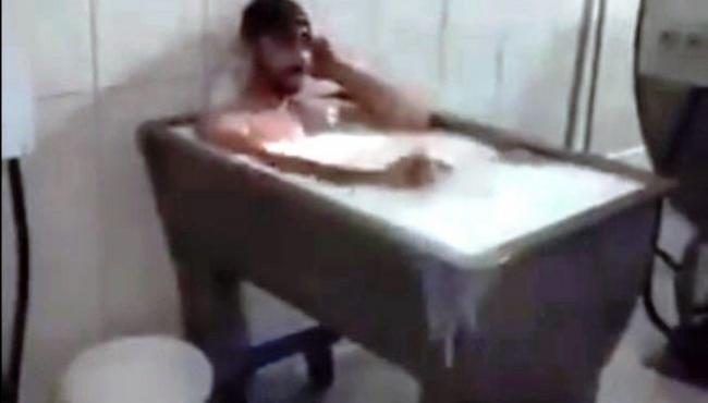 Homem toma banho em caldeirão de leite dentro de fábrica de laticínios