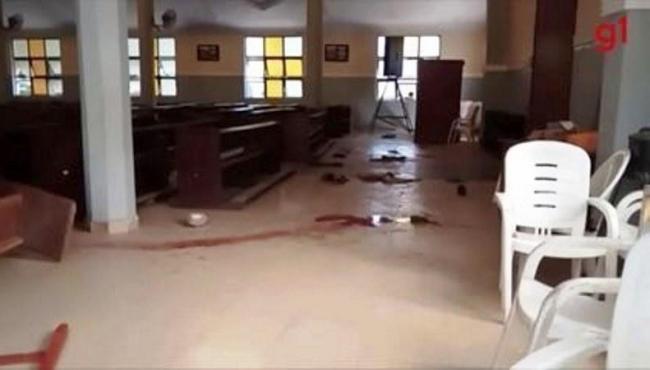 Homens armados matam 50 pessoas durante missa matinal em igreja católica