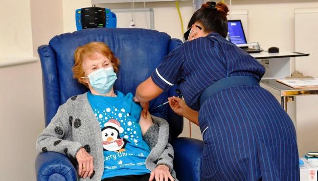 Idosa de 90 anos é a primeira a ser vacinada contra Covid no Reino Unido