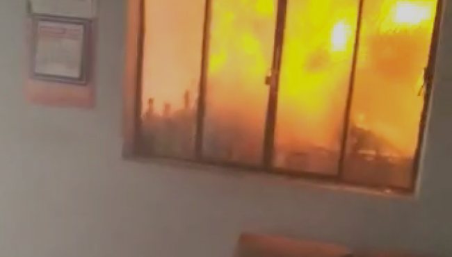 Idosa surta, coloca fogo em casa e ataca policiais com facão no bairro Califórnia, em BH