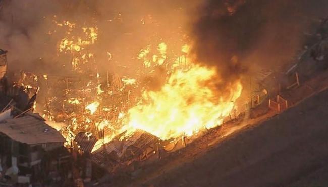Incêndio atinge comunidade e destrói casas em Osasco, Grande SP