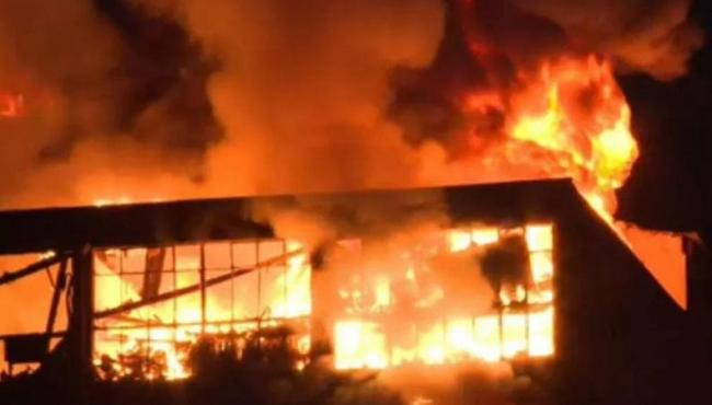 Incêndio atinge prédios comerciais na região da 25 de Março; há risco de desabamento