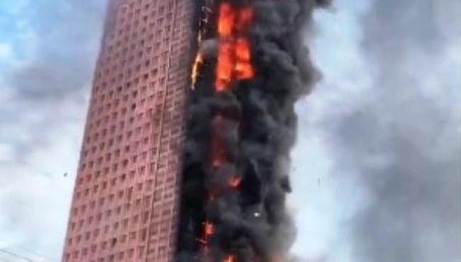 Incêndio de grandes proporções atinge prédio de 218 metros de altura na China