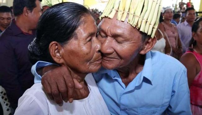 Indígena de 100 anos oficializa matrimônio em casamento coletivo da Amazônia