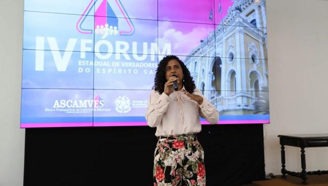 Jaqueline Moraes realiza palestra sobre participação feminina na política