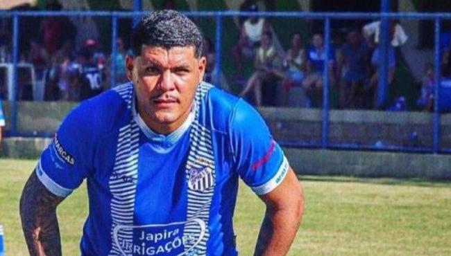 Jogador é assassinado ao lado da namorada após partida de futebol em Linhares, no ES