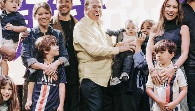 Judeu, Sílvio Santos vai à igreja evangélica nos EUA com as filhas e netos