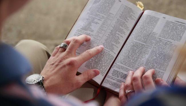 Justiça proíbe Câmara Municipal de fazer leitura bíblica e usar a frase “sob a proteção de Deus”