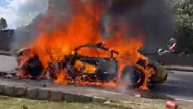 Lamborghini pega fogo e mobiliza bombeiros em rua de  Belo Horizonte. MG