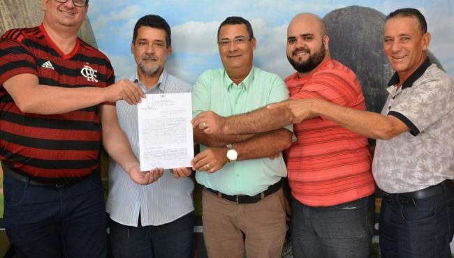 Lauro Vieira assina contrato para construção de escola municipal