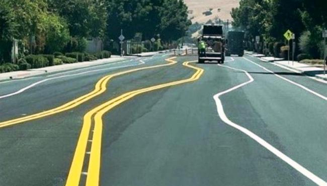 Linhas pintadas em formato bizarro em estrada deixam motoristas confusos