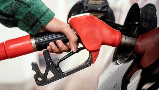 Litro da gasolina deve ficar R$ 0,81 mais barato nos postos do ES, diz governador